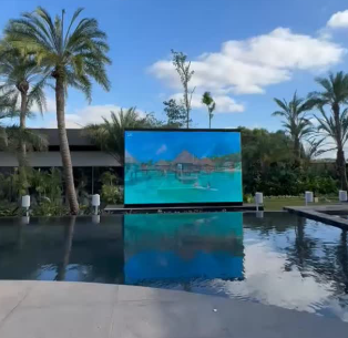 Painel LED de grandes dimensões em área de piscina ao ar livre